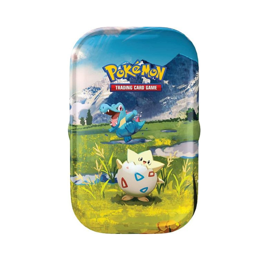 Pokémon TCG Ascended Heroes Mini Tin met Totodile en Togepi in een berglandschap met gele bloemen.