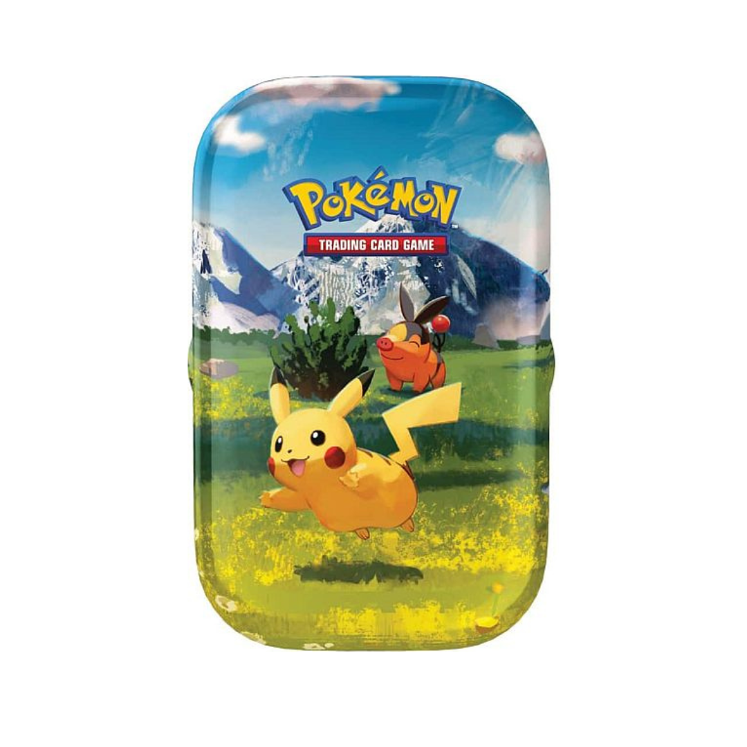 Pokémon TCG Ascended Heroes Mini Tin met Pikachu en Tepig op groene weide met berglandschap op het deksel.