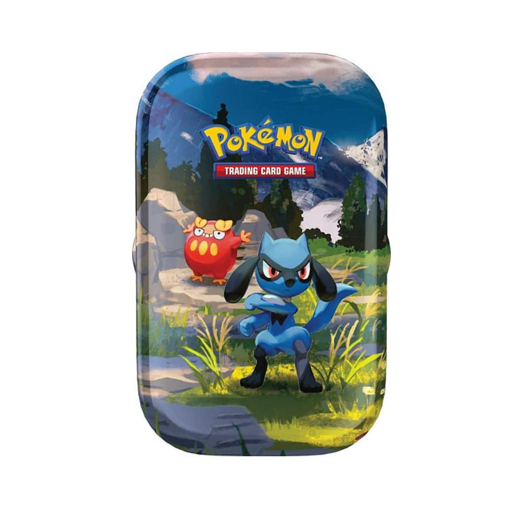 Pokémon TCG Ascended Heroes Mini Tin met Riolu en Flareon op mountainlandschap achtergrond