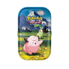 Pokémon TCG Ascended Heroes Mini Tin met Clefairy en Chikorita in een bloemenveld met besneeuwde berg op achtergrond.