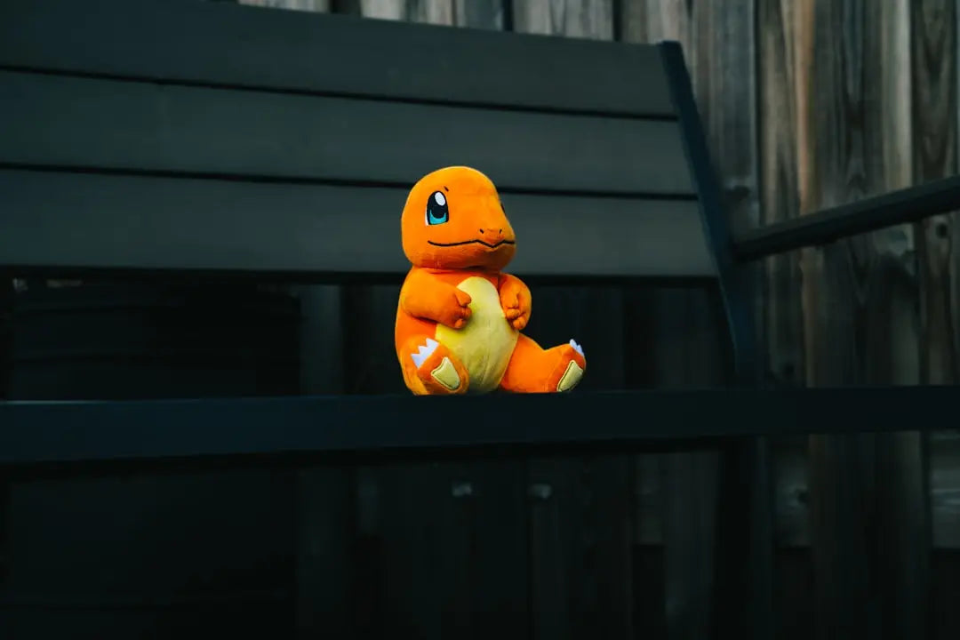 Charmander die zit om een bank kijkend naar de verte